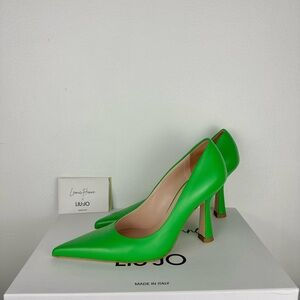 LIU JO x Leonie Hanne 
Pointed-toe leather pumps